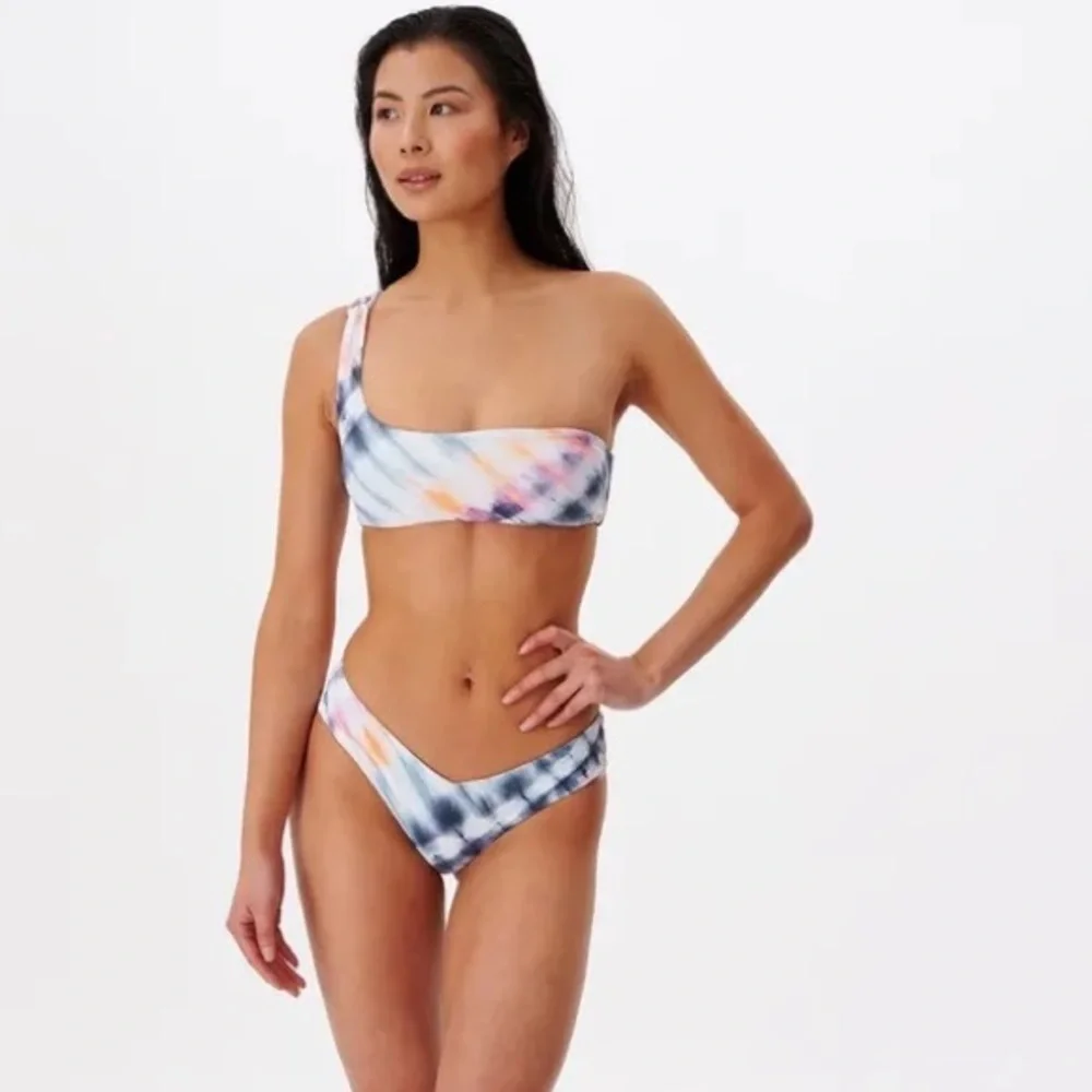 ☀️RIP CURL☀️ SURF TRIP ONE SHOULDER CROP PREMIUM SURF CHEEKY PANT BIKINI SET